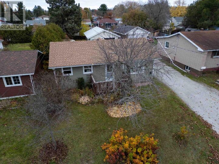 Property Photo:  84 Farquhar St  ON P6B 3R1 