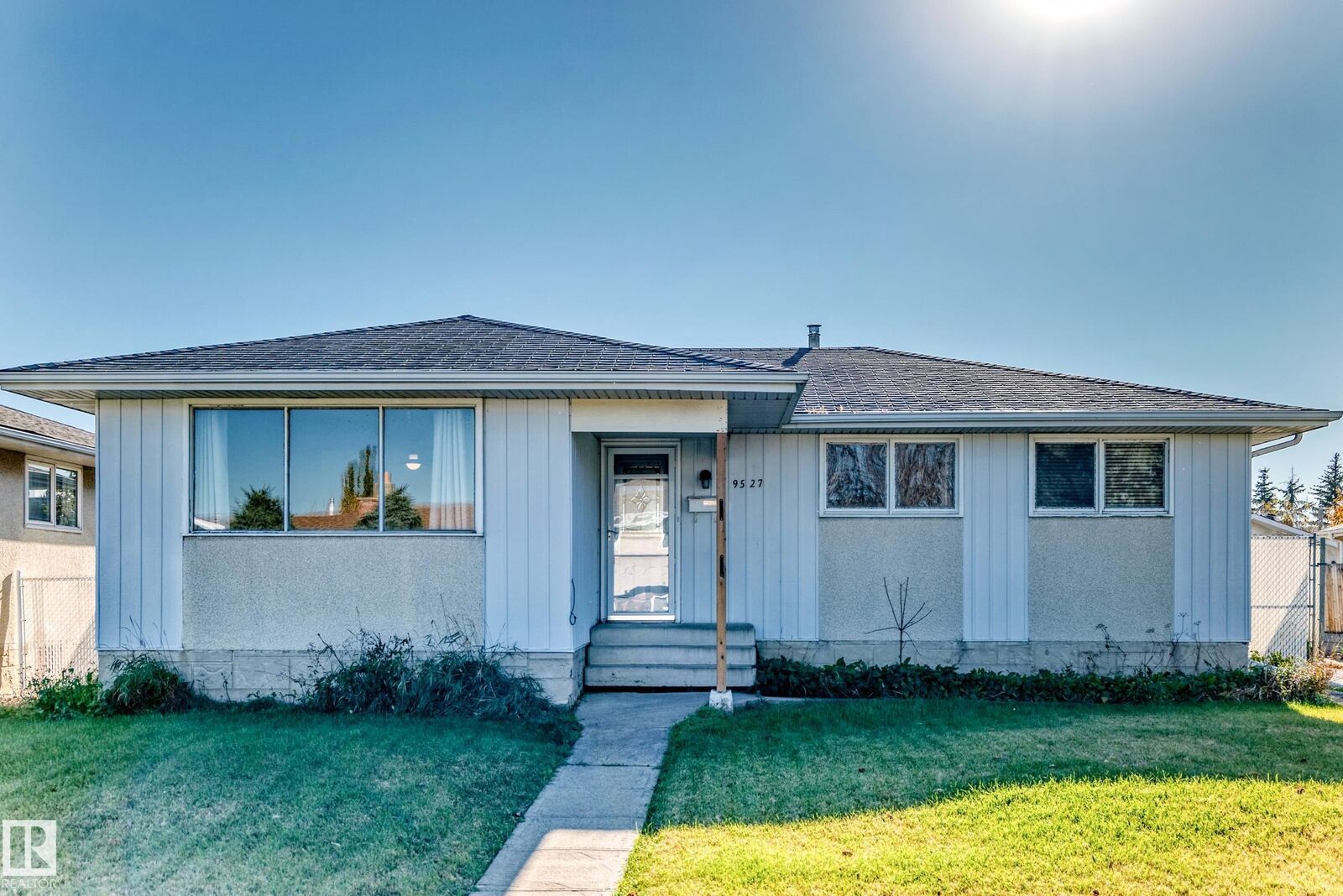 Property Photo:  9527 139 Avenue NW  AB T5E 5Z7 