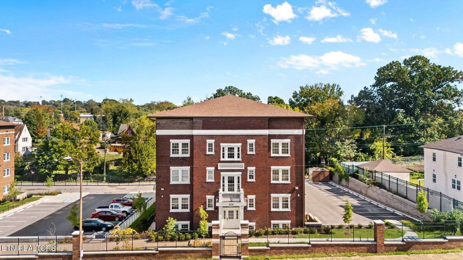 Property Photo: 2724 E Magnolia Ave 304 TN 37914