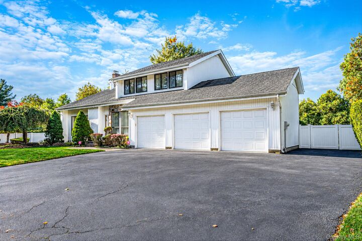 Property Photo:  8 Hyanis Court  NY 11766 