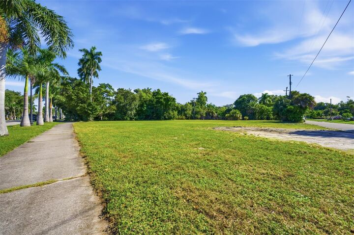 Property Photo: 4801 McGregor Boulevard FL 33901