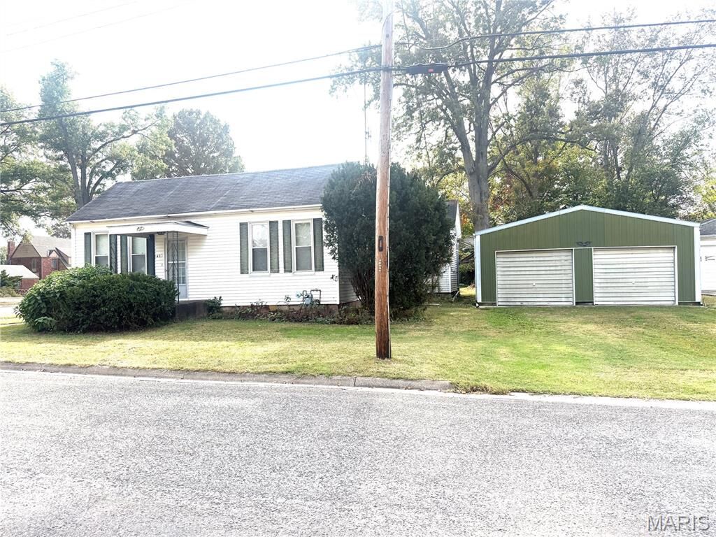 Property Photo:  482 E Walnut Street  IL 62263 