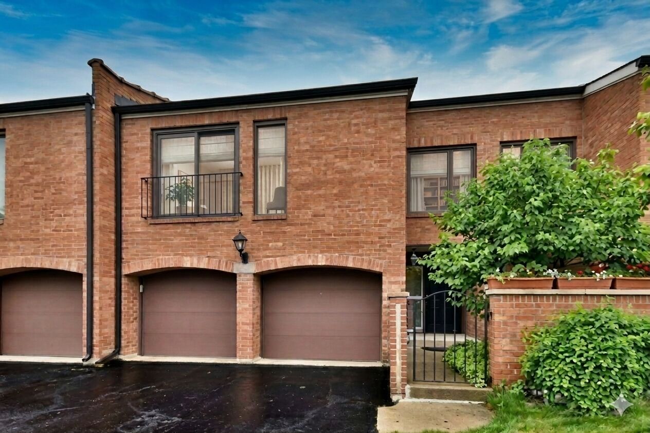 Property Photo: 2S727 Williamsburg Court IL 60523