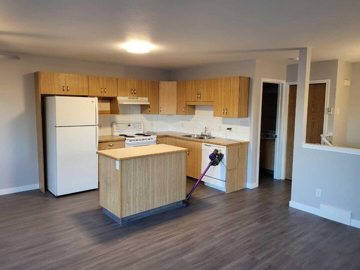 Property Photo:  236 St. James Boulevard N 3  AB T1H 6R2 