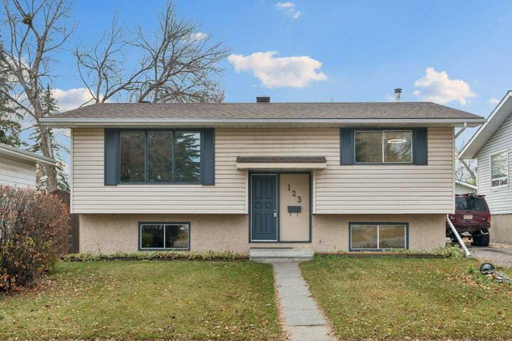 Property Photo:  123 Lynnview Way SE  AB T2C 1T4 