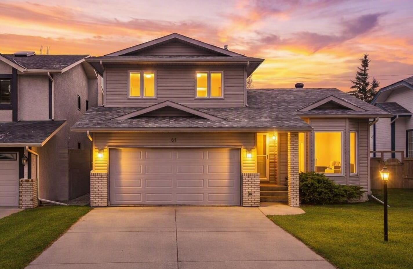 Property Photo:  61 Shannon Crescent SW  AB T2Y 2T8 