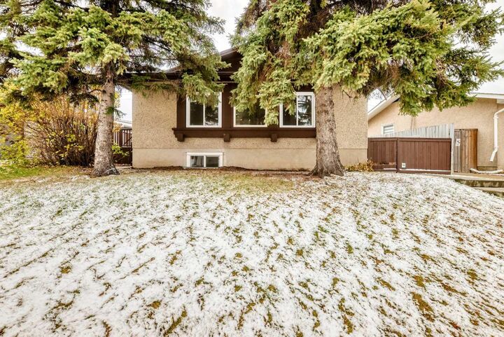Property Photo:  619 Penbrooke Road SE  AB T2A 3S9 