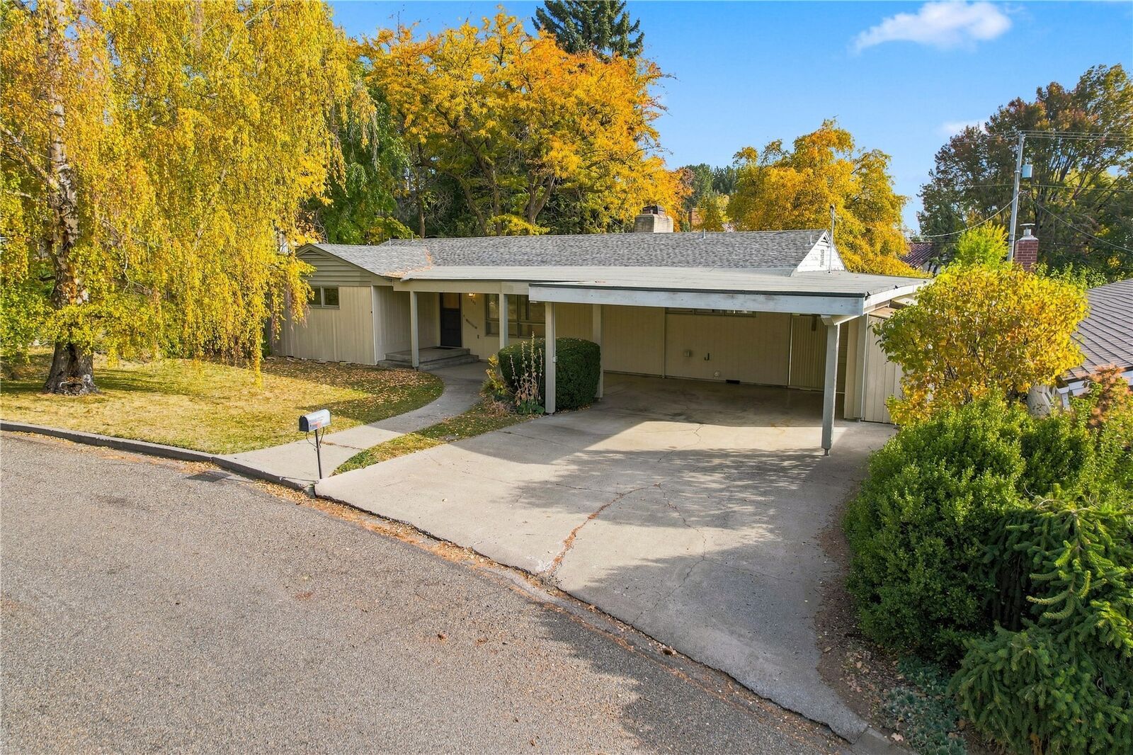 Property Photo:  500  Linda Lane  WA 98926 