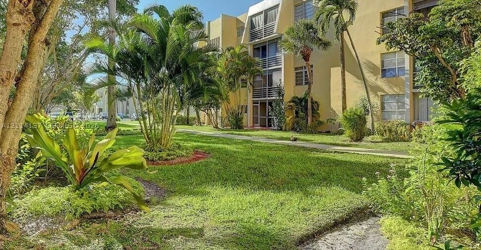 Property Photo:  952 NE 199th St 3N  FL 33179 