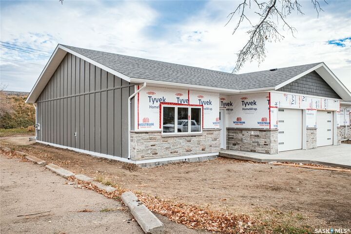 Property Photo:  129 3rd Avenue NE 3  SK S6H 8A9 