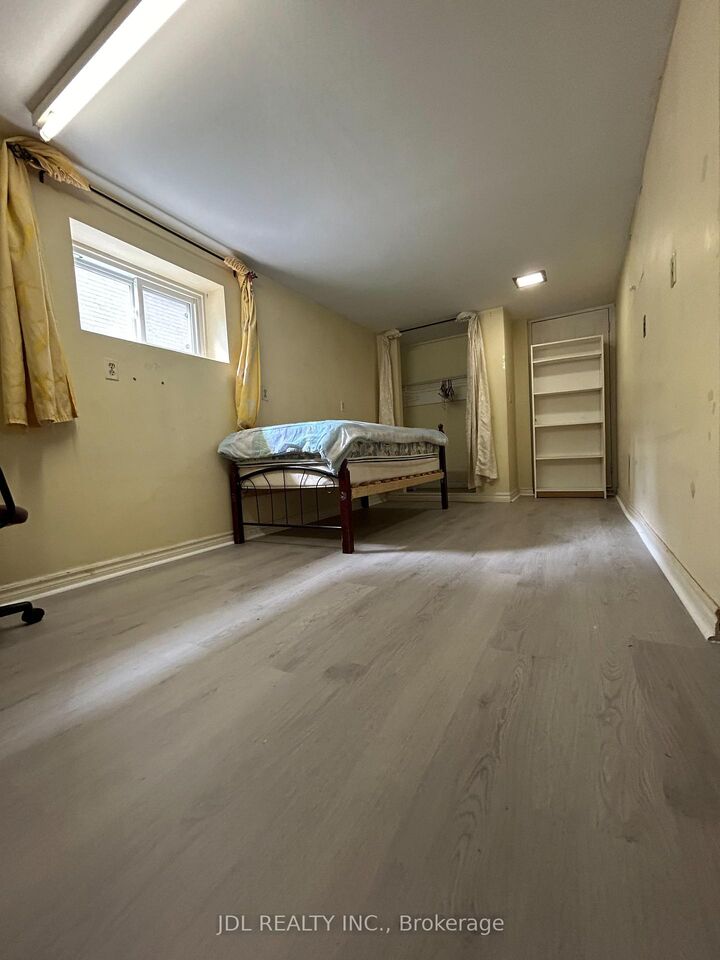 Property Photo: 186 Wilfred Ave Avenue Masterbedroom Walkoutbsmt ON M2N 5C9