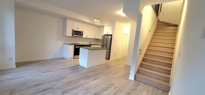 Property Photo:  17 Lytham Green Circle 21  ON L3Y 0H4 