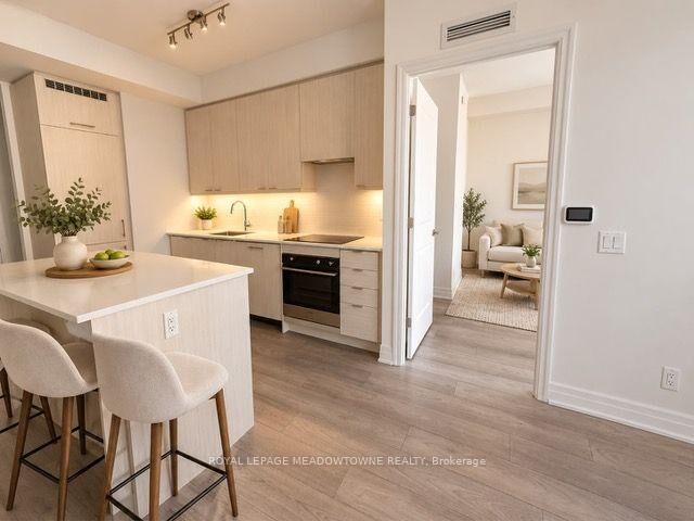 Property Photo:  36 Elm Drive N 1501  ON L5B 1L9 
