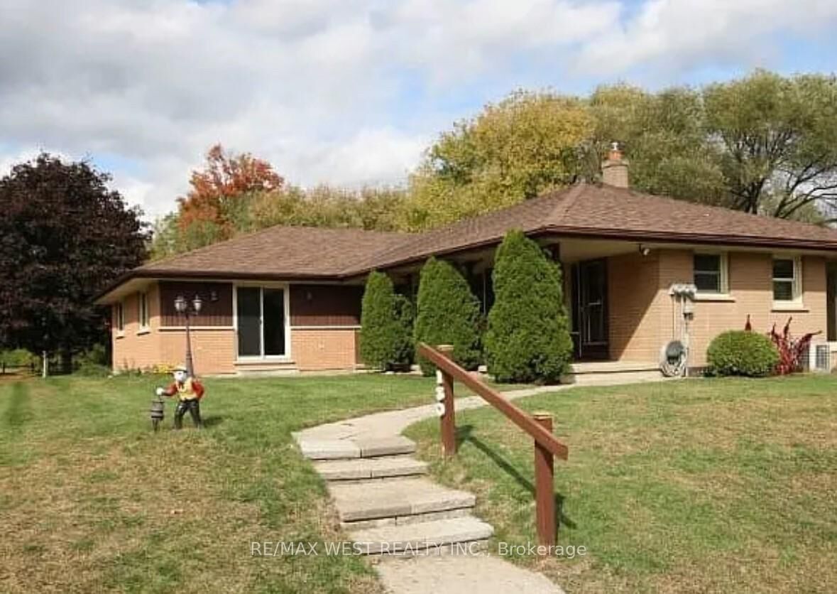 Property Photo: 130 Cousins Drive E ON L4G 7B3