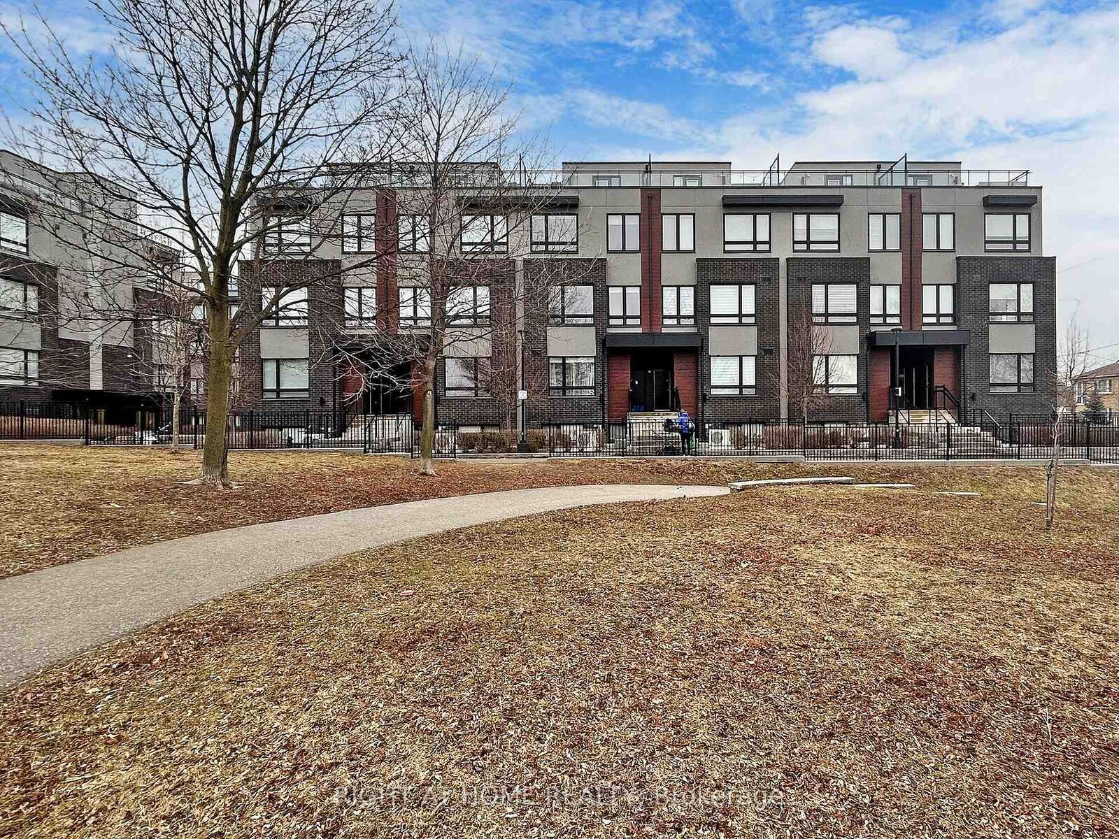 Photo de la propriété:  1100 Briar Hill Avenue 201  ON M6B 1M7 