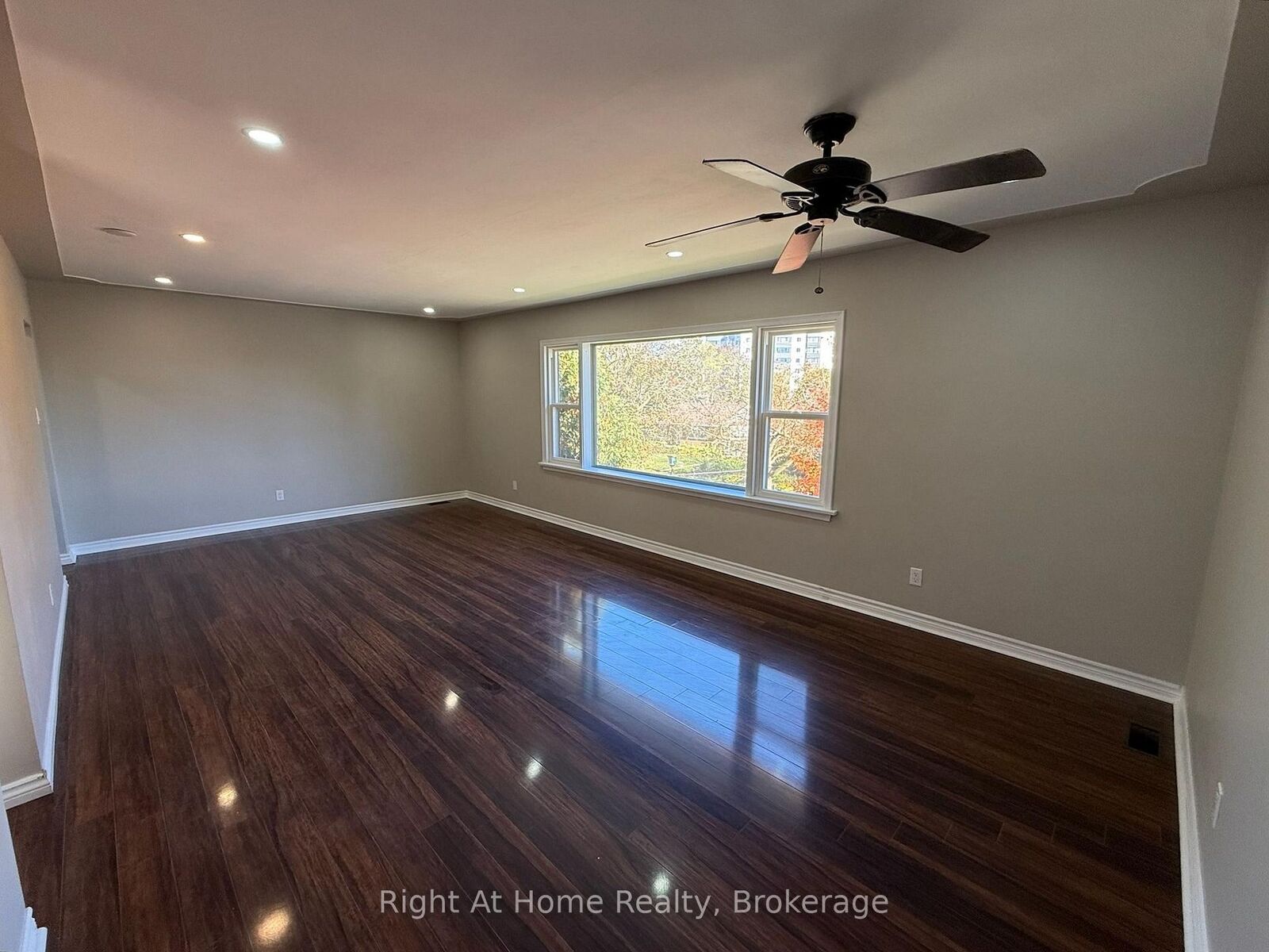 Property Photo:  7 Balmoral Drive 3  ON N2M 2J7 