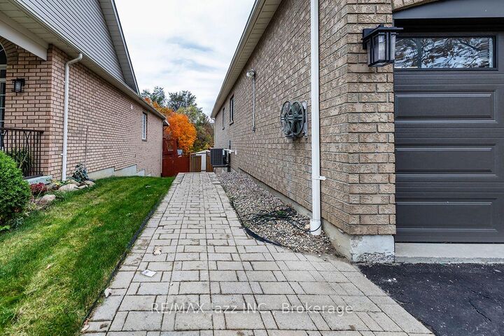 Property Photo: 14 Arnold Crescent Lower ON L1M 1J1