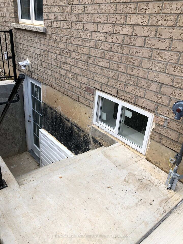 Property Photo:  24 Dale Meadows ( Basement) Road  ON L7A 4Z9 