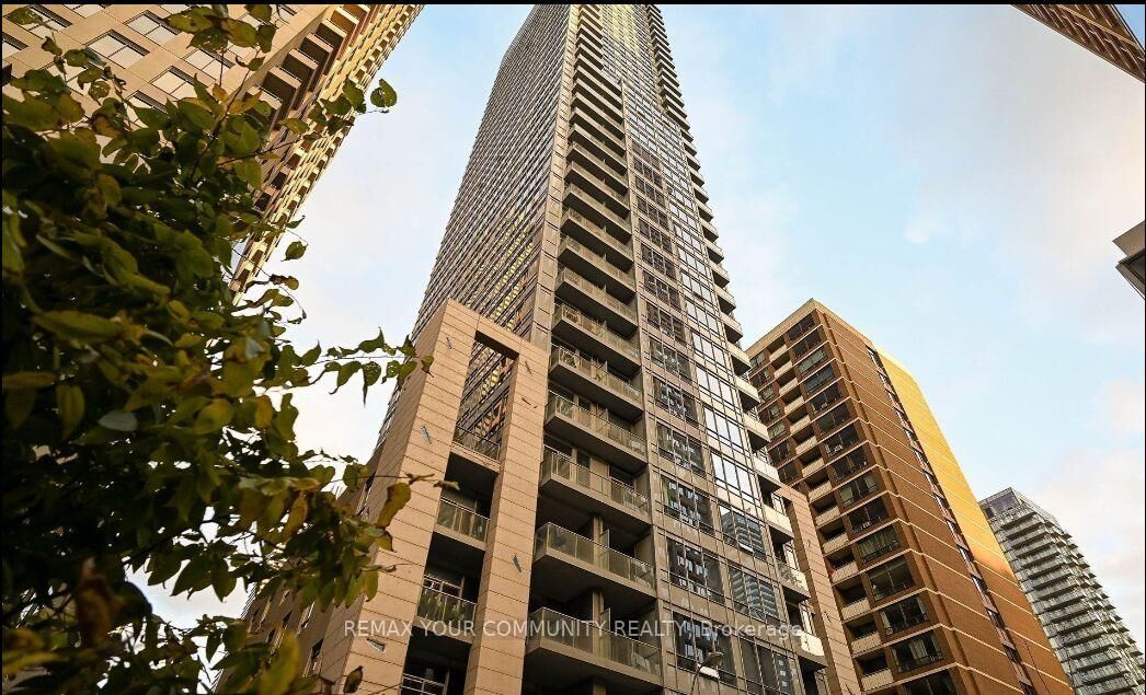 Property Photo:  21 Balmuto Street 1201  ON M4Y 1W4 
