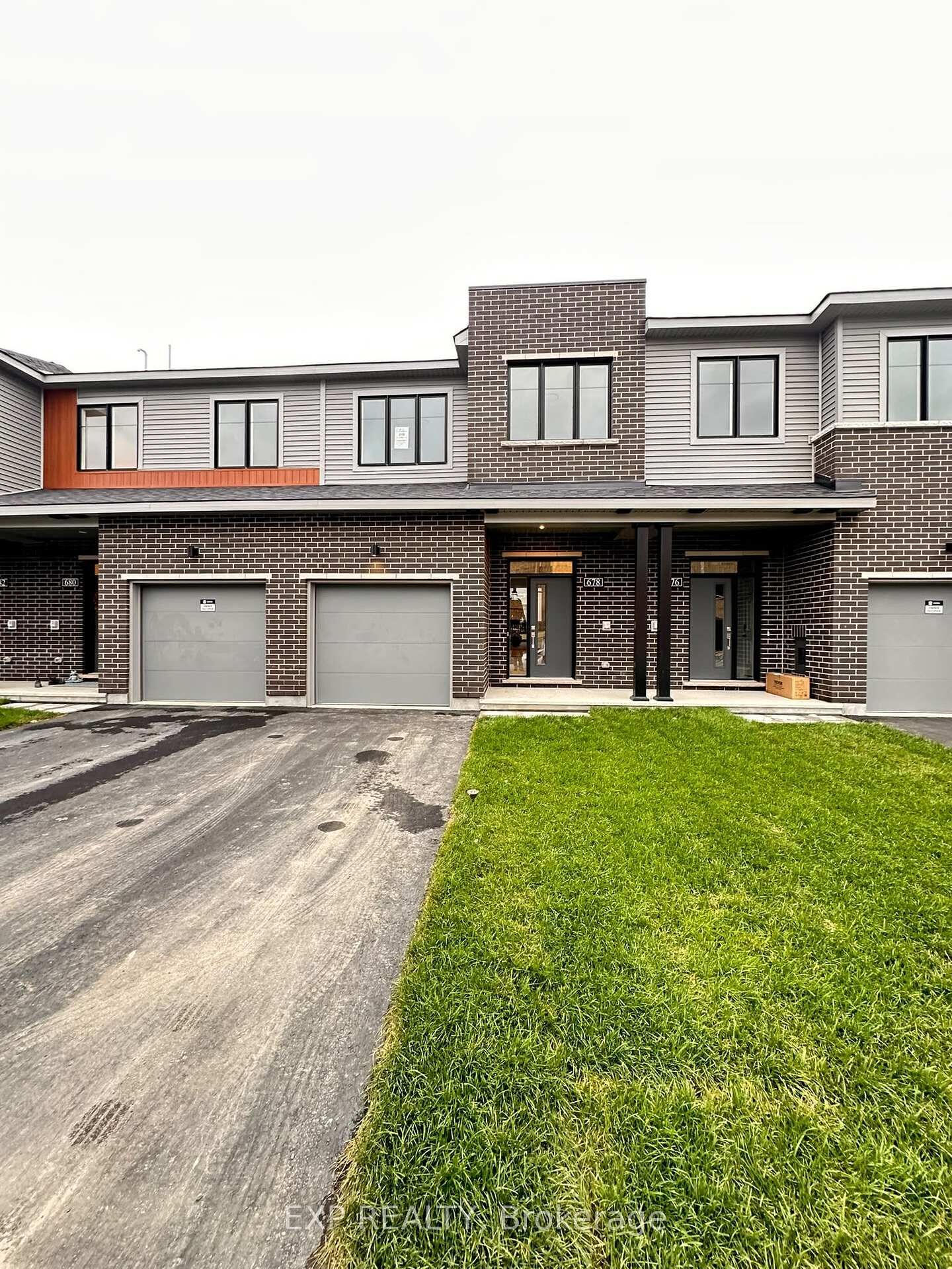 Property Photo:  678 Moonglade Crescent  ON K2J 6K3 