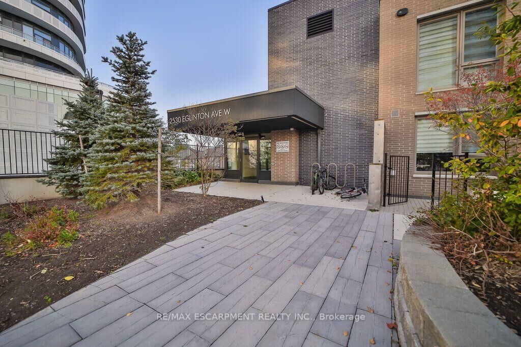 Property Photo:  2530 Eglinton Avenue W 102  ON L5M 0Z5 