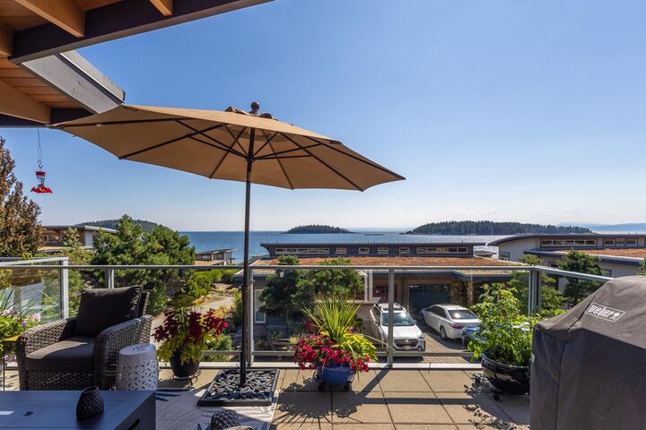 Property Photo: 5374 Wakefield Beach Lane BC V7Z 0T6