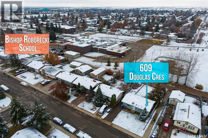 Property Photo:  609 Douglas Crescent  SK S7L 4T8 