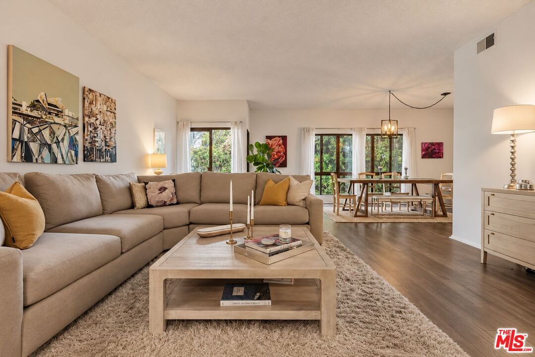 Property Photo:  637 Wilcox Ave, Unit 1E  CA 90004 