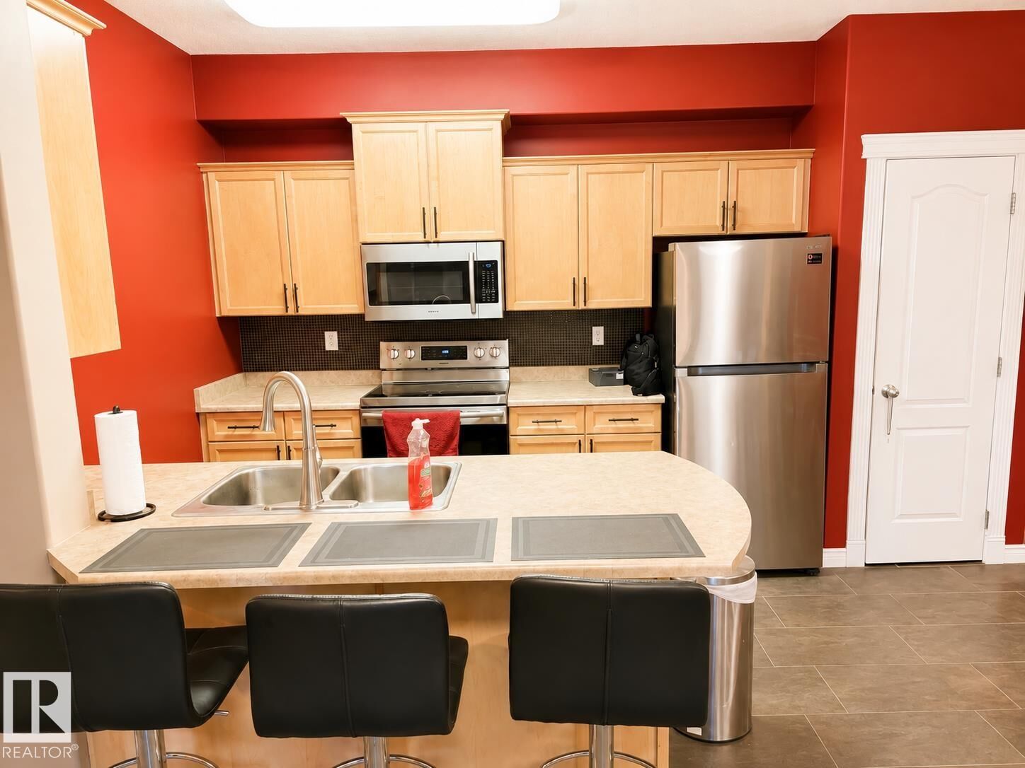 Property Photo: 16715 100 Avenue NW 202 AB T5P 4Z5