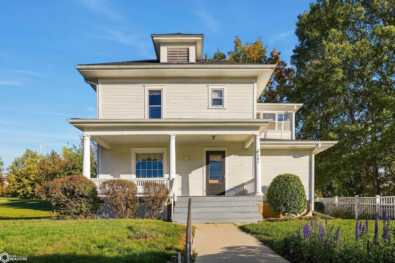 Property Photo:  305 4th Street  IA 50635 
