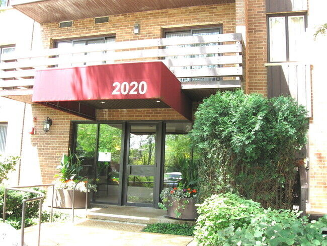 Property Photo: 2020 Chestnut Avenue 406 IL 60025