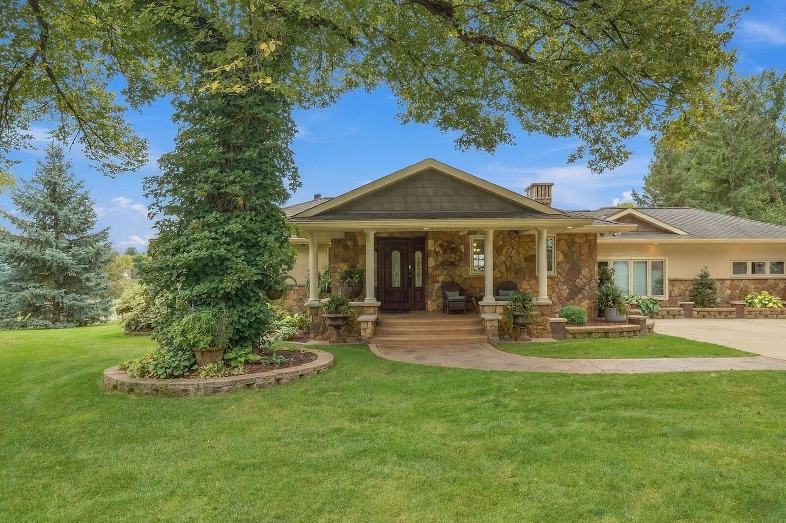 Property Photo:  154 Twin Lake Boulevard  MN 55127 