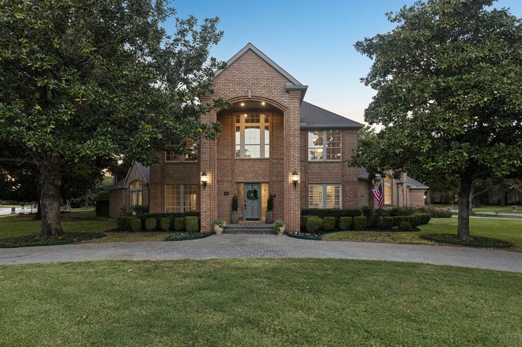Property Photo:  300 Gregg Court  TX 76092 