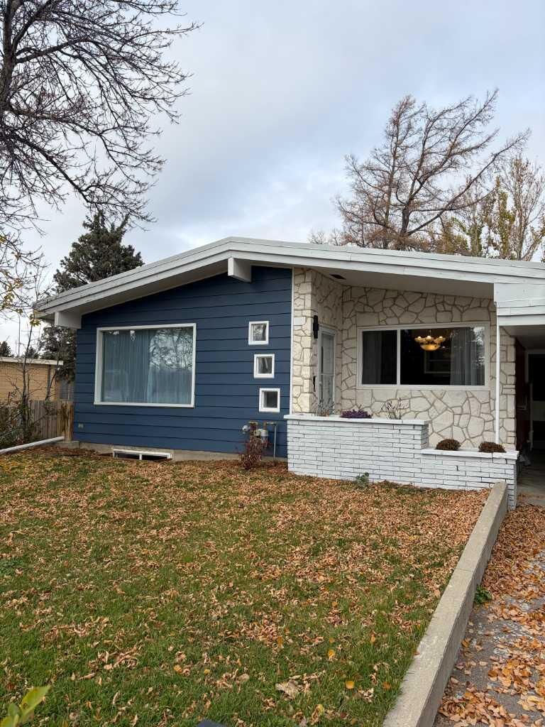 Property Photo:  1301 17 Avenue S 1  AB T1K 1A3 