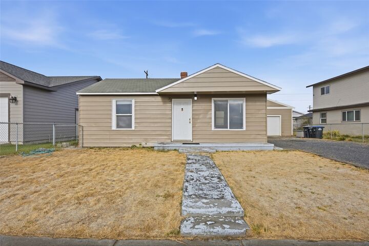 Property Photo:  2212  Spruce  WA 98837 