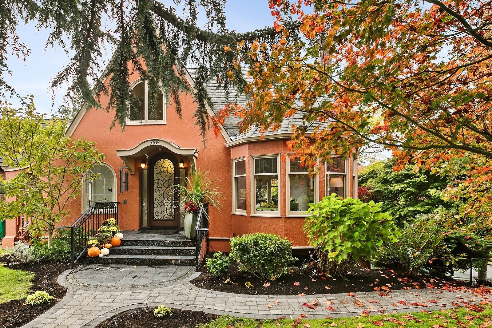 Property Photo:  3639  Magnolia Boulevard W  WA 98199 