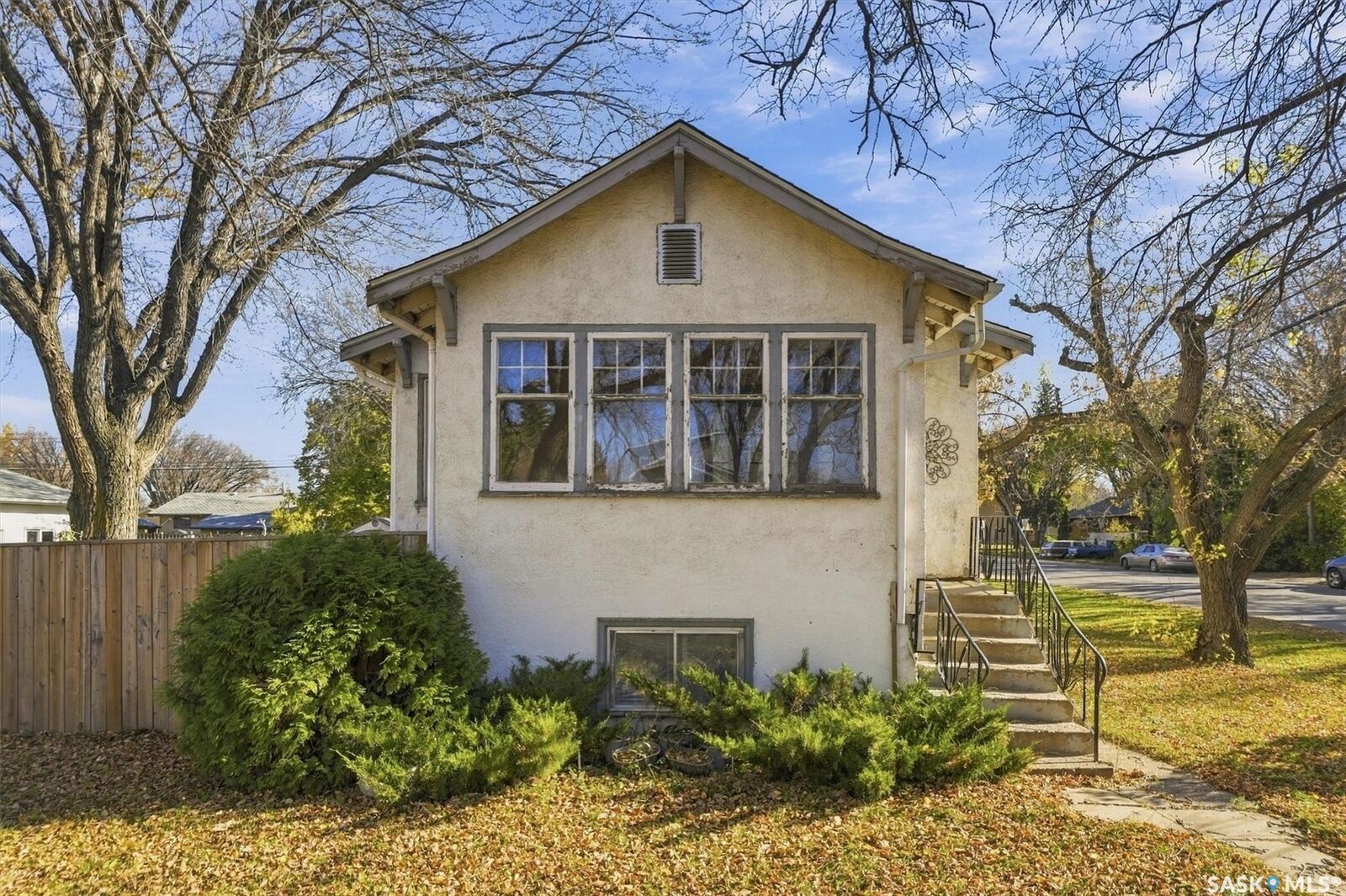 Property Photo:  1702 E Avenue N  SK S7L 1V4 