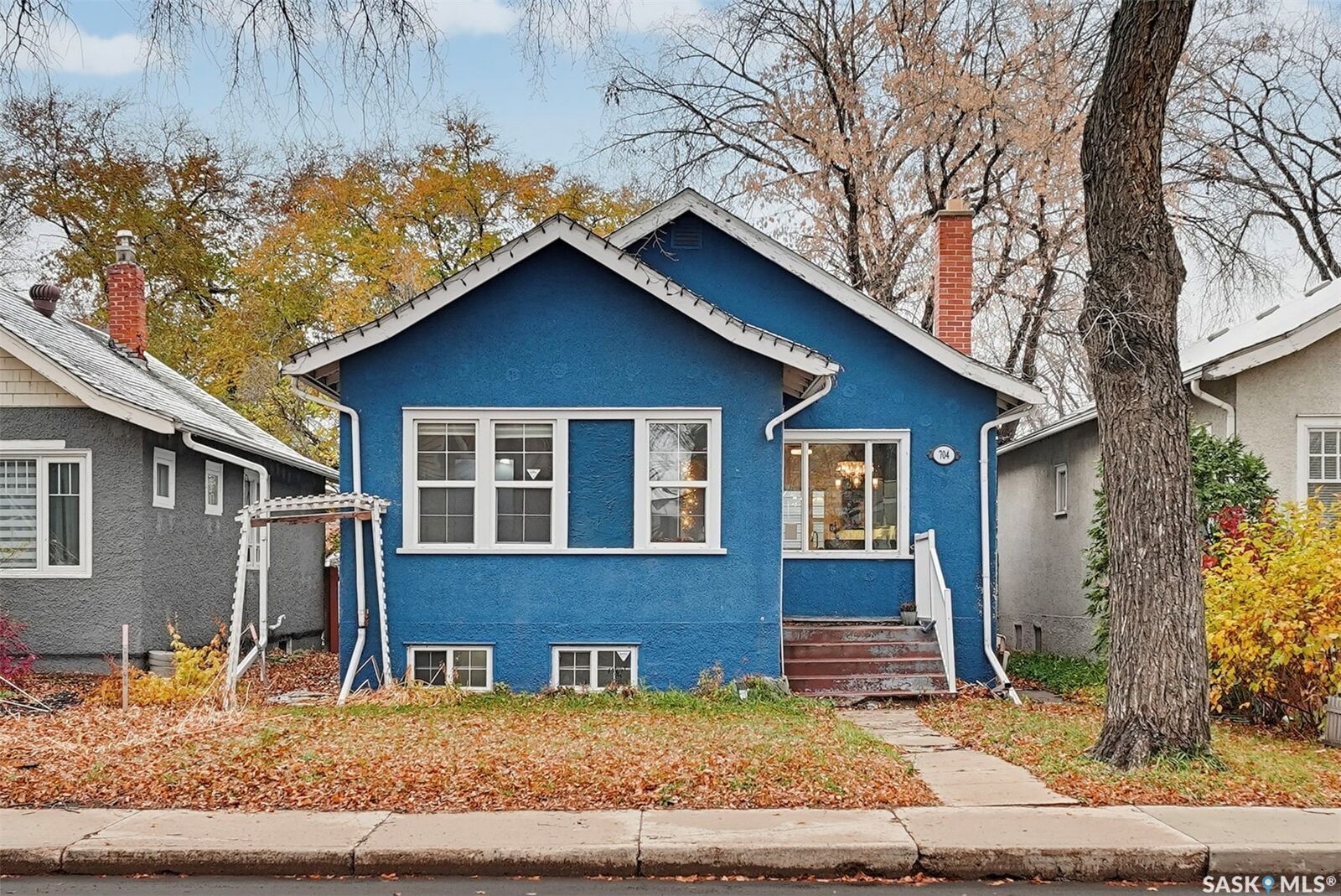 Property Photo:  704 4th Avenue N  SK S7K 2N1 