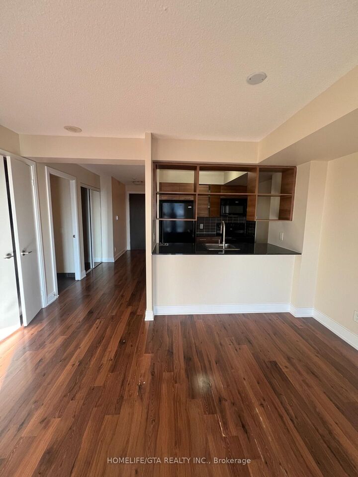 Property Photo:  135 Village Green Square 2420  ON M1S 0G4 
