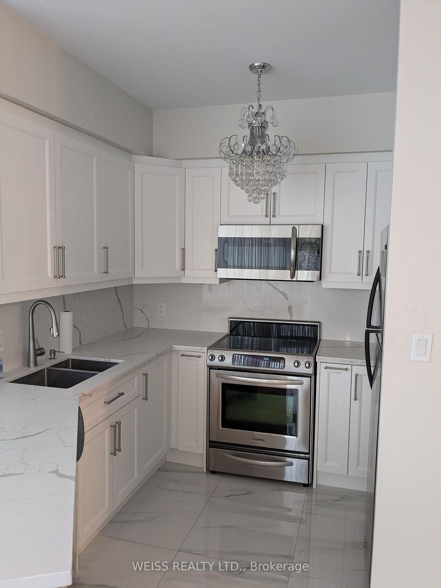 Property Photo:  3840 Bathurst Street 104  ON M3H 6C6 