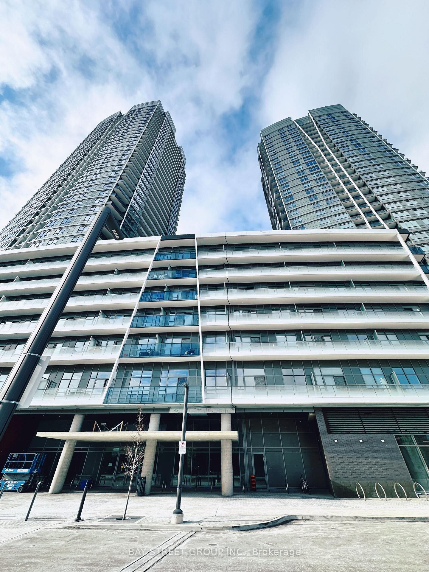 Property Photo:  50 Upper Mall Way B3001  ON L4J 4P8 
