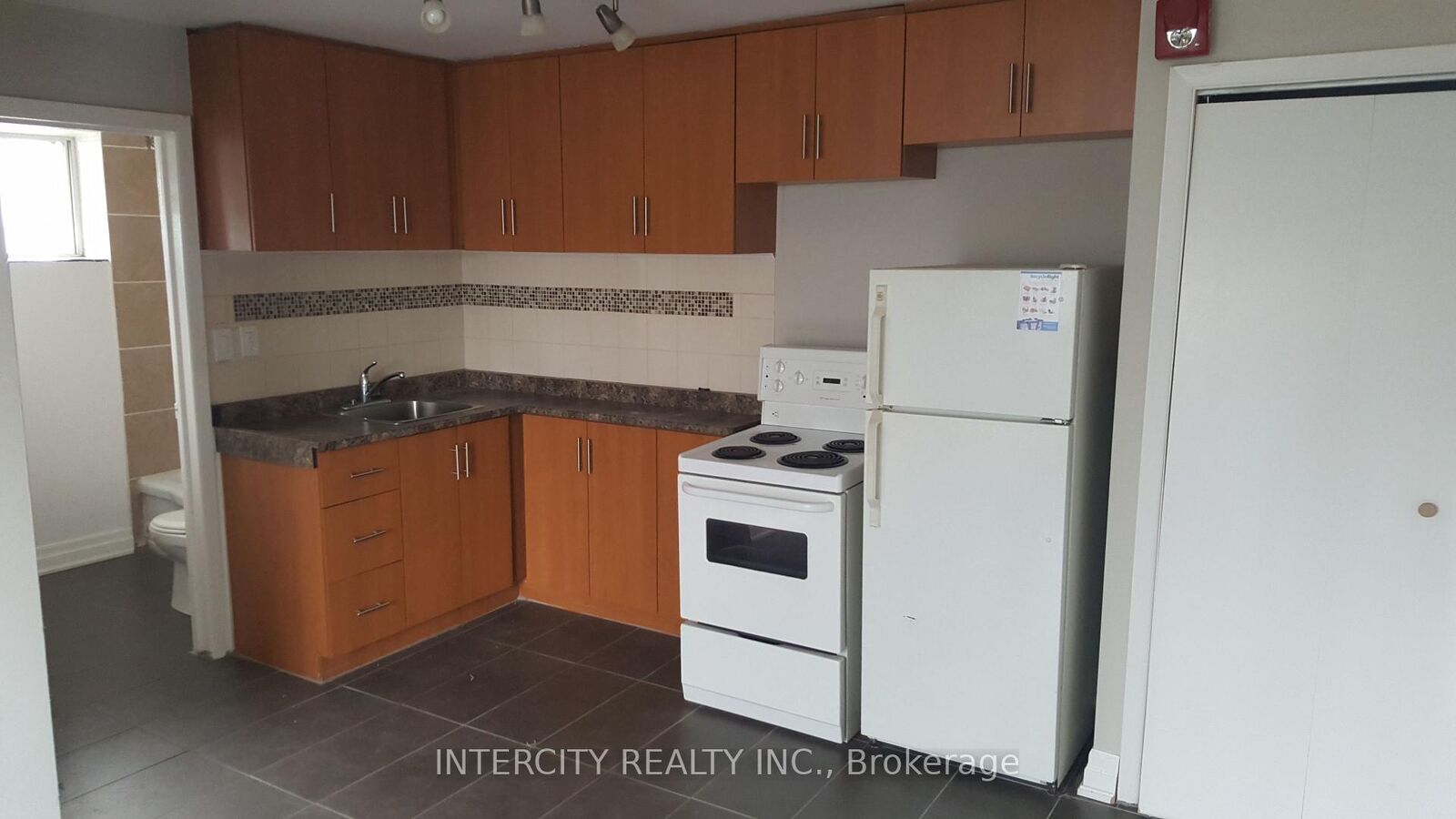 Property Photo:  14 North Alarton Street 1  ON L4T 1J8 
