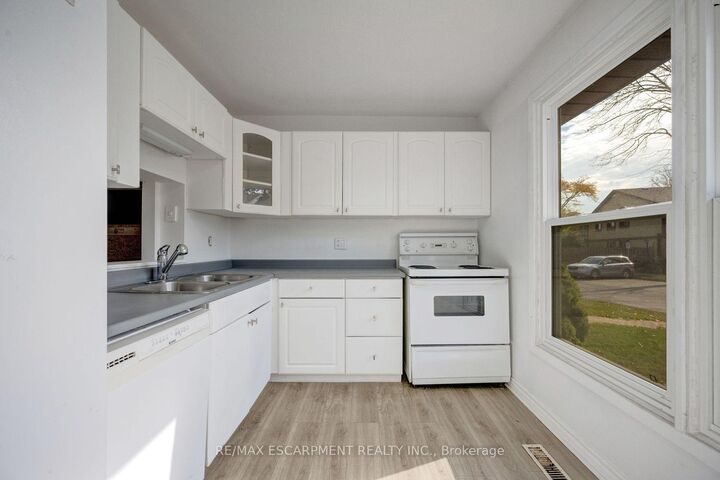 Property Photo: 6650 Falconer Drive 18 ON L5N 1B5