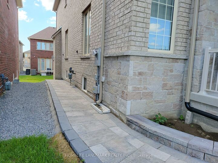 Property Photo: 1015 Kingpeak Crescent Bsmt ON L1V 2P8