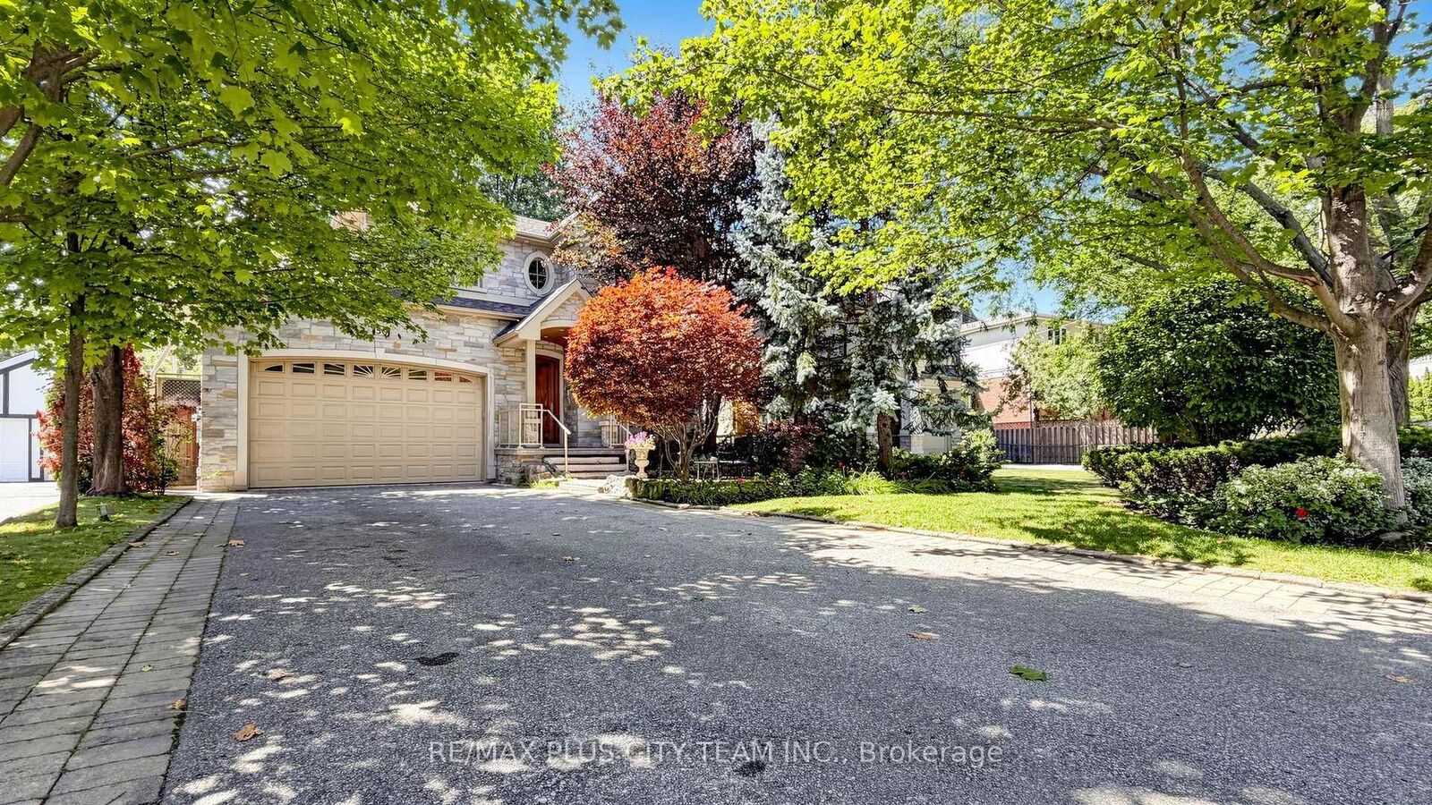 Property Photo:  50 Bonnyview Drive  ON M8Y 3G6 
