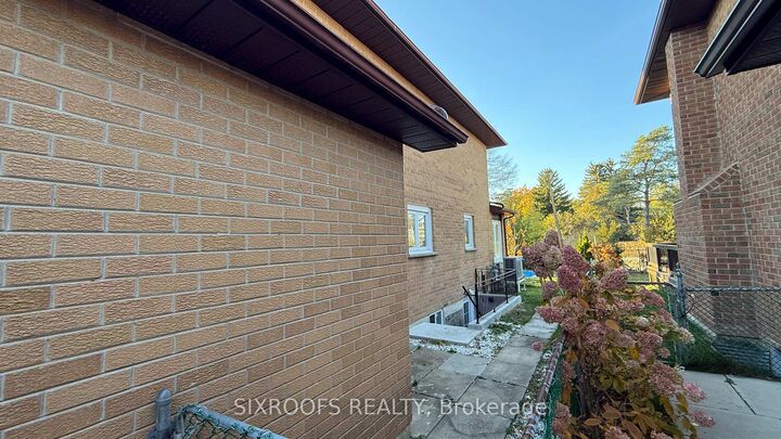 Property Photo:  98 Golf Links Drive Lower  ON L4G 3V3 