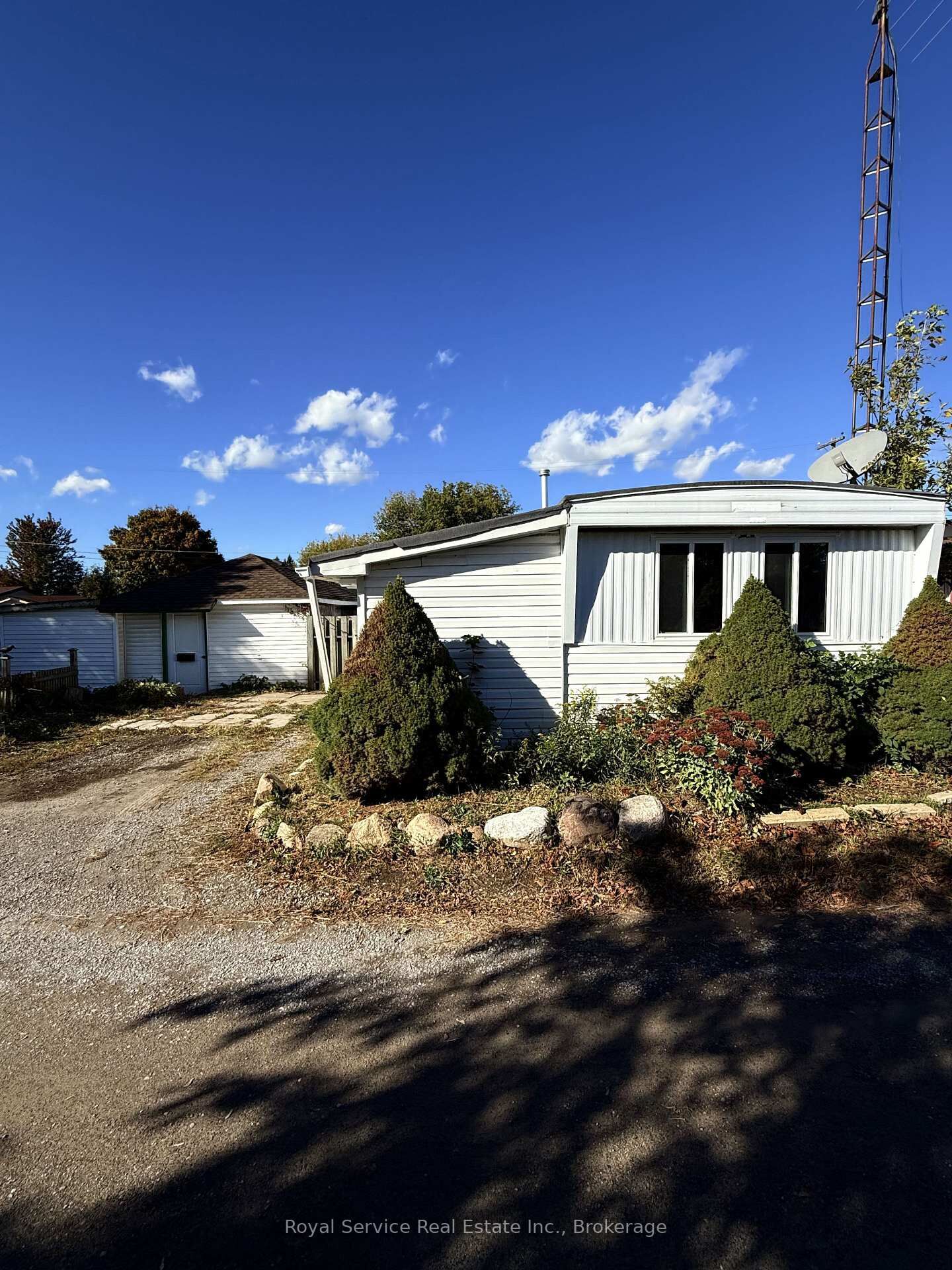 Property Photo:  1037 Arthur Street 2  ON L1B 1K6 