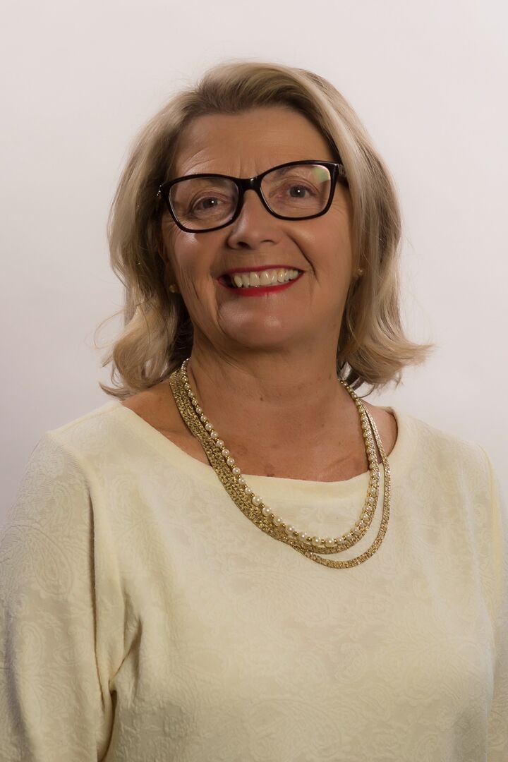 Vicki Angus, Real Estate Salesperson in Federal Way, Danforth