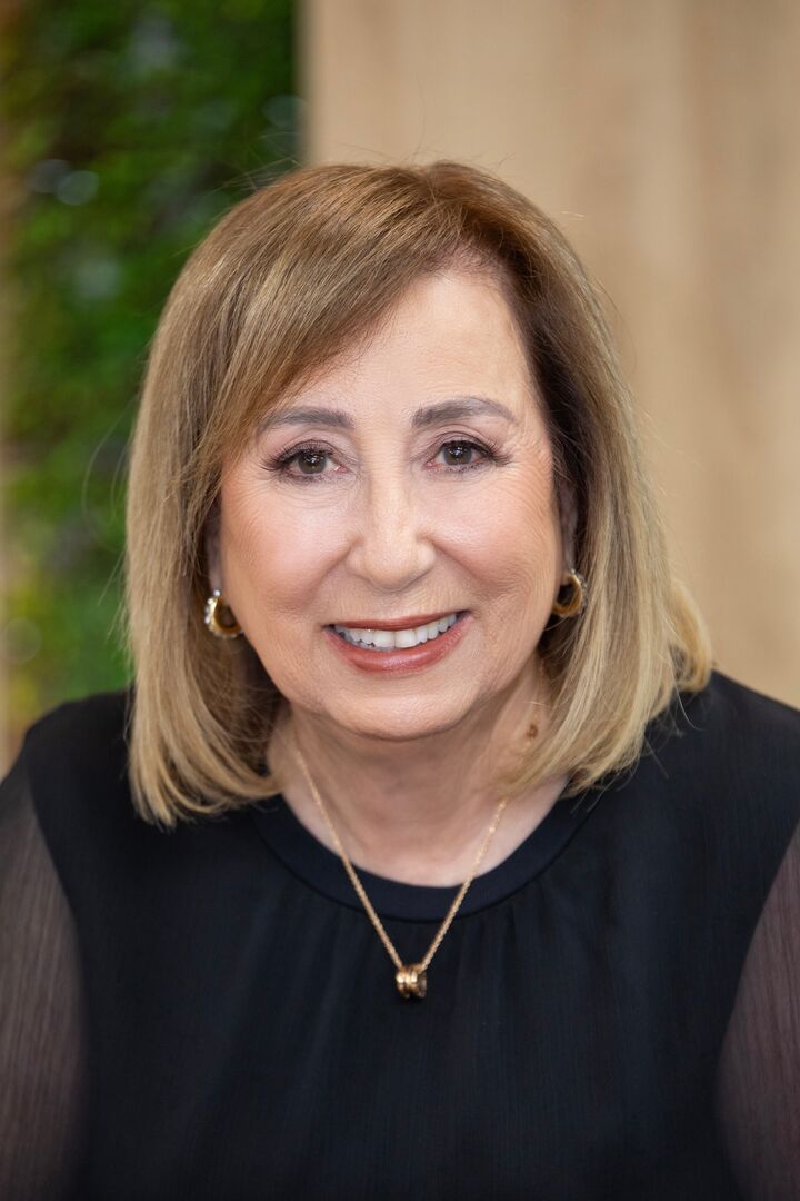 Odette Peters,  in La Canada Flintridge, Hallmark Realty