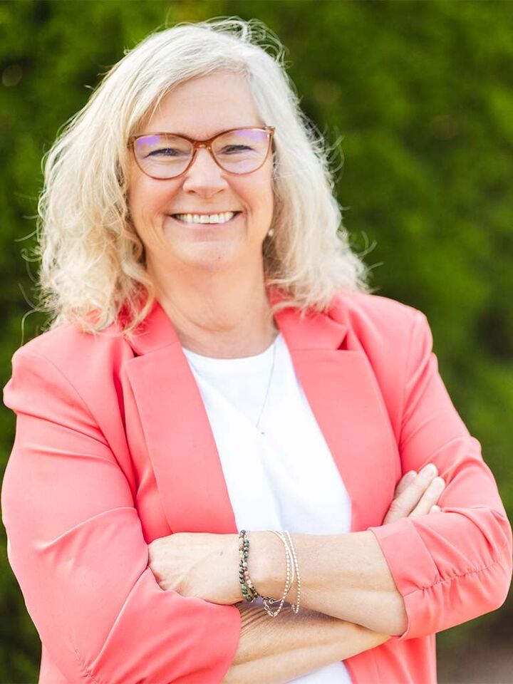 Laura Toms, Associate Real Estate Broker in Howell, Affiliated